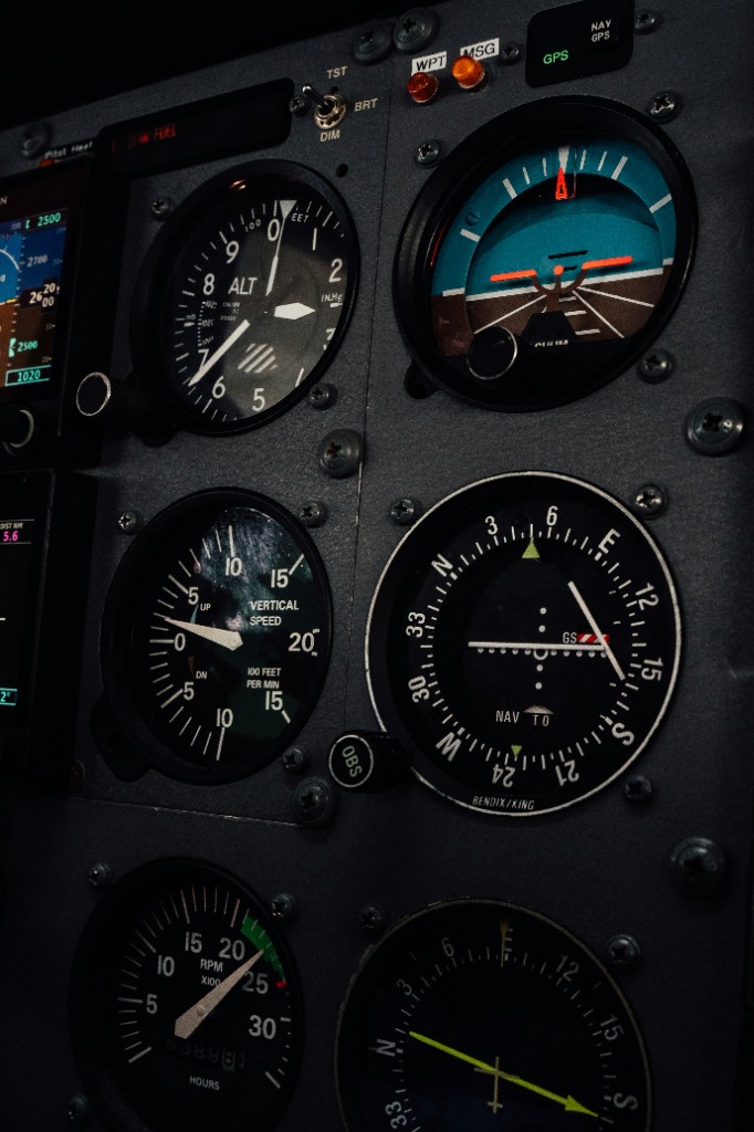 Cockpit instrument panel with altimeter, attitude indicator and HSI